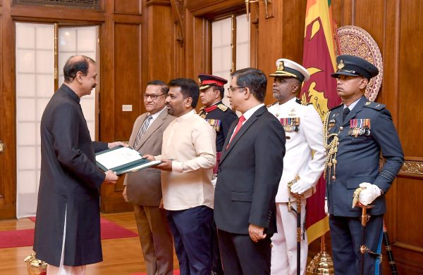 H.E. the High Commissioner of the Islamic Republic of Pakistan presents Credentials to Sri Lanka