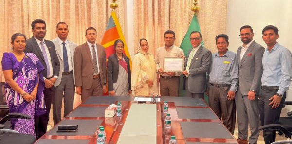 Sri Lanka Embassy in Riyadh Felicitates Long-Serving Migrant Worker