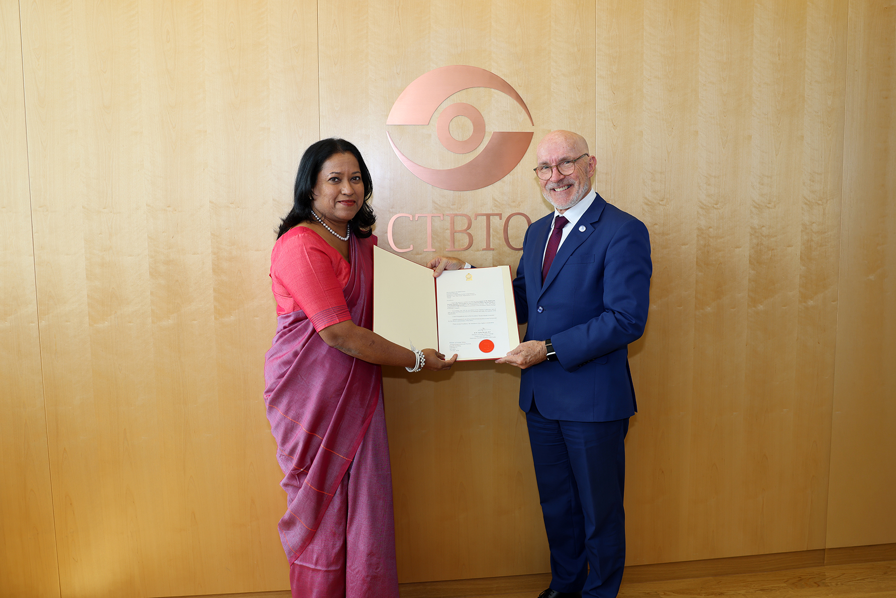 Ambassador and Permanent Representative Dayani Mendis presents credentials to the Executive Secretary of the CTBTO.