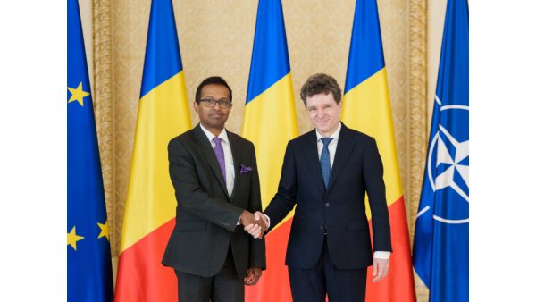 Ambassador of Sri Lanka, Samantha Pathirana presents credentials to president Nicusar Dan of Romania