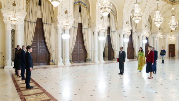 Ambassador of Sri Lanka, Samantha Pathirana presents credentials to president Nicusar Dan of Romania